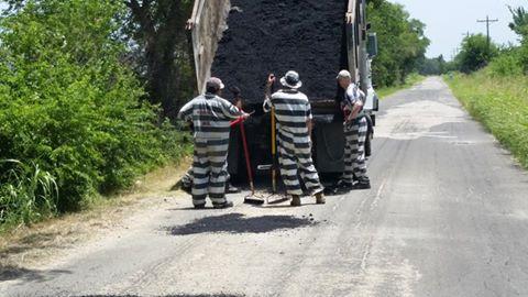 Inmates Repair Roads