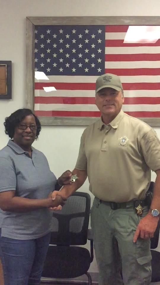 Debra Kelley shakes hands with Sheriff Tanner